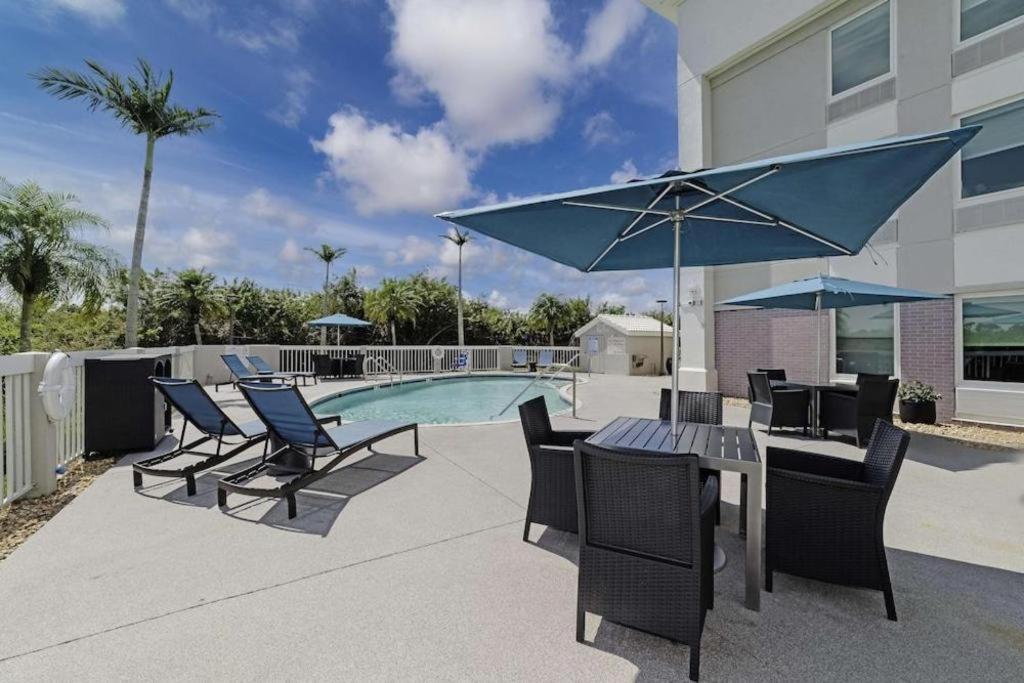 Holiday Inn Express Hotel & Suites Port Charlotte Bagian luar foto