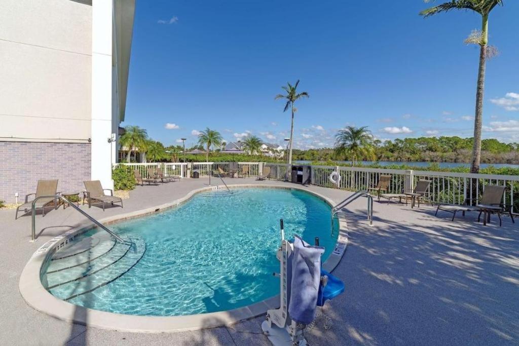 Holiday Inn Express Hotel & Suites Port Charlotte Bagian luar foto