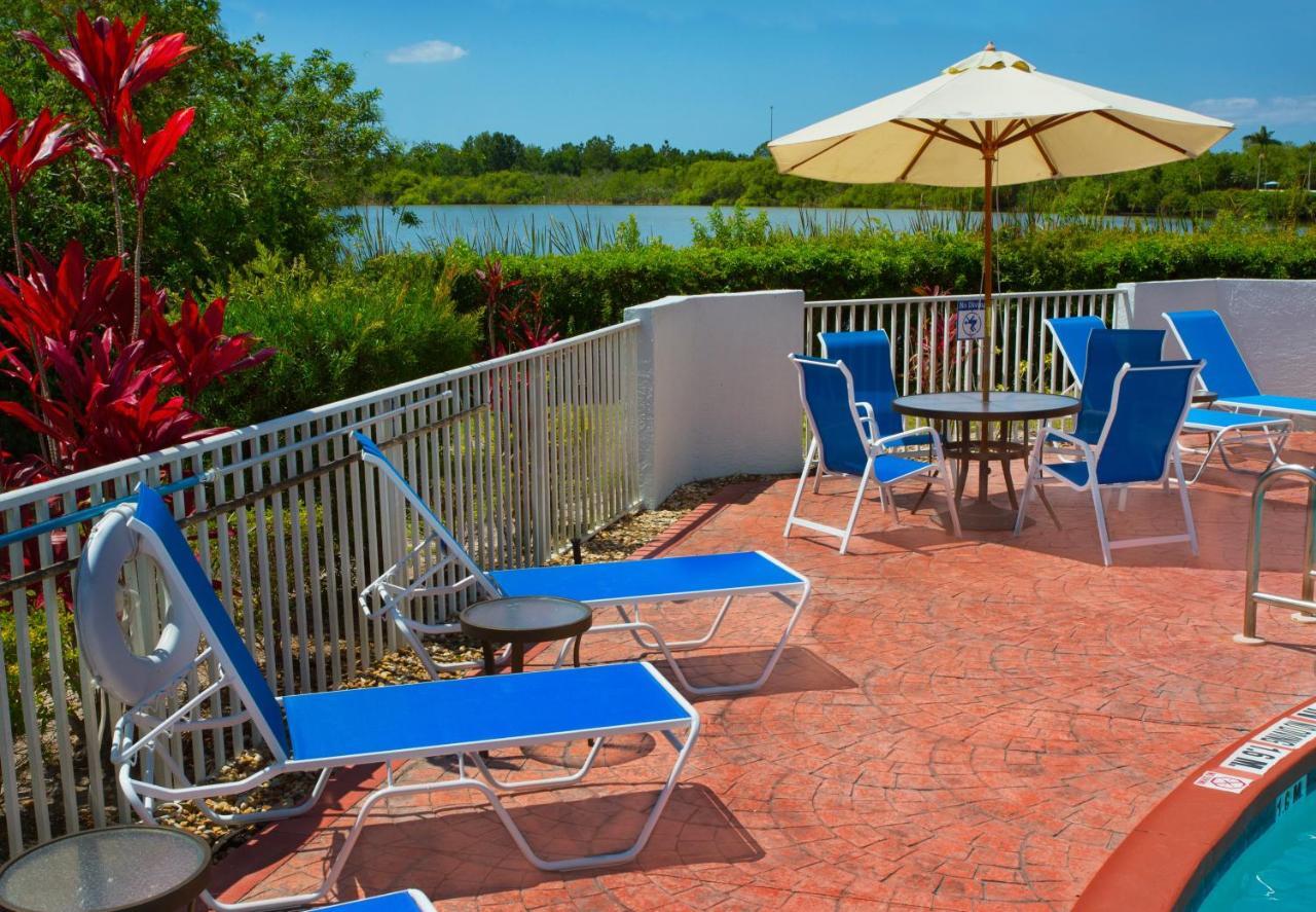 Holiday Inn Express Hotel & Suites Port Charlotte Bagian luar foto
